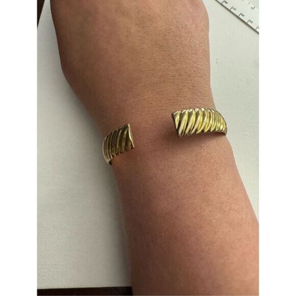 60's Vintage Monet Womens Chunky Gold Tone Hinged Embossed Cuff Bangle Bracelet - Picture 5 of 7